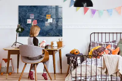 Magnetická popisovateľná tabuľa v dizajne elegantného mramoru