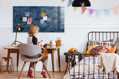 Magnetická popisovateľná tabuľa v dizajne elegantného mramoru