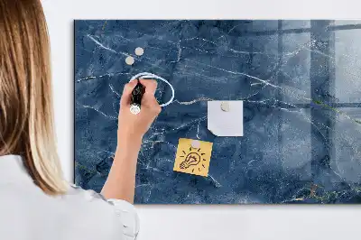 Magnetická popisovateľná tabuľa v dizajne elegantného mramoru