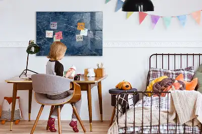 Magnetická popisovateľná tabuľa v dizajne elegantného mramoru