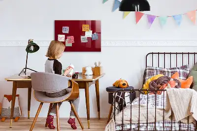Magnetická popisovateľná tabuľa v bordovej farbe