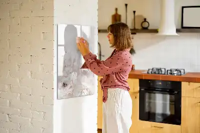 Magnetická kresliaca tabuľa v dizajne Pivonky