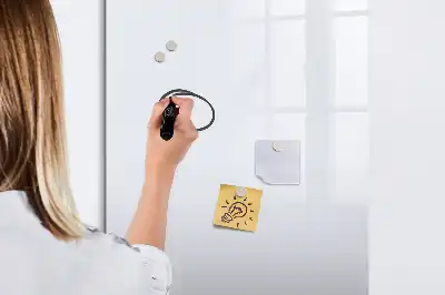 Magnetická kresliaca tabuľa v lomenej bielej farbe