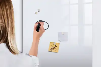 Magnetická kresliaca tabuľa v lomenej bielej farbe