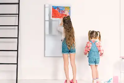 Magnetická kresliaca tabuľa v lomenej bielej farbe