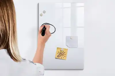 Magnetická kresliaca tabuľa v lomenej bielej farbe