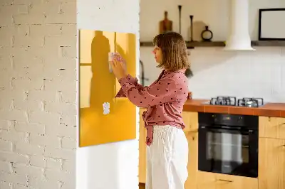 Magnetická kresliaca tabuľa v zlatožltej farbe