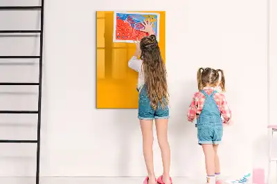 Magnetická kresliaca tabuľa v zlatožltej farbe