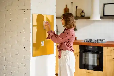 Magnetická kresliaca tabuľa v zlatožltej farbe