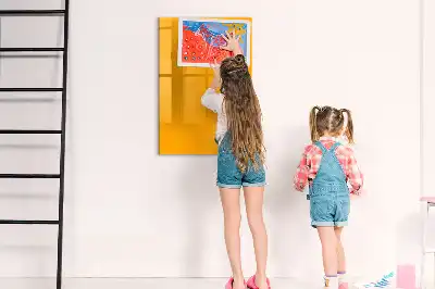 Magnetická kresliaca tabuľa v zlatožltej farbe