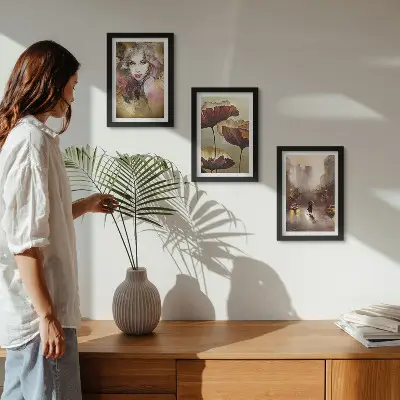 Abstraktný portrét ženy s kvetmi v meste v daždi triptych v ráme