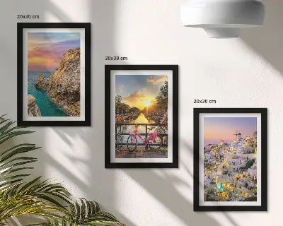 Výhľad na more so západom slnka a mestom triptych v ráme