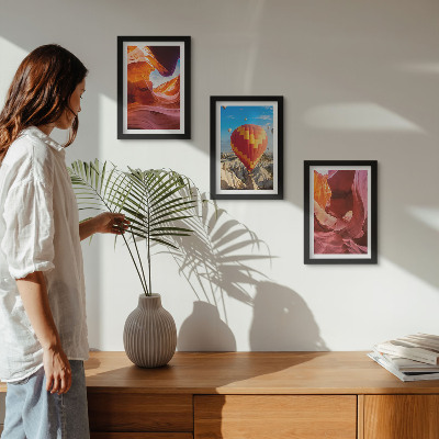 Triptych v ráme Krajina púštnych roklín a let balónom