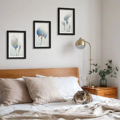 Jemné modré kvety na svetlom pozadí triptych v ráme