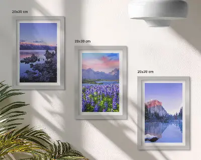 Horská krajina s vodou pri oblohe a kvetinovom poli triptych v ráme