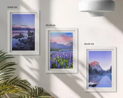 Horská krajina s vodou pri oblohe a kvetinovom poli triptych v ráme
