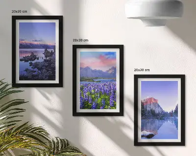 Horská krajina s vodou pri oblohe a kvetinovom poli triptych v ráme