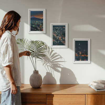 Triptych v ráme Výhľad na hory mesta v noci s mrakodrapmi
