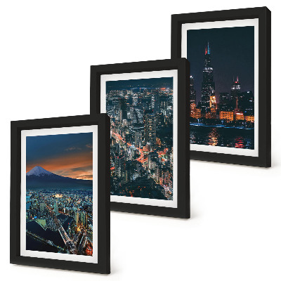 Triptych v ráme Výhľad na hory mesta v noci s mrakodrapmi