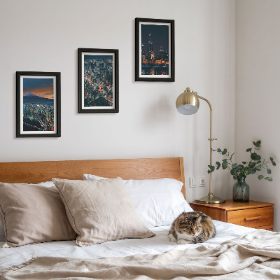 Triptych v ráme Výhľad na hory mesta v noci s mrakodrapmi