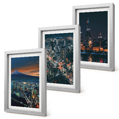 Triptych v ráme Výhľad na hory mesta v noci s mrakodrapmi