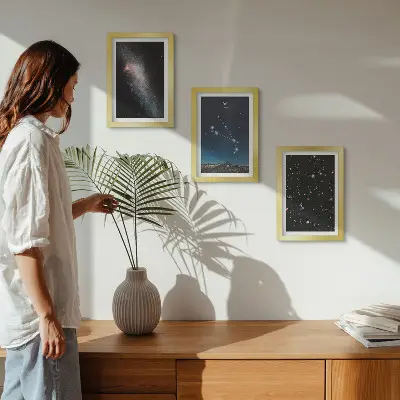 Kozmické krajiny galaxií a súhvezdia zverokruhu Baran triptych v ráme