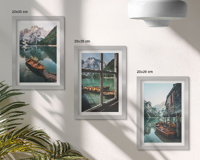 Triptych v ráme Pohľad na horské jazero s loďkami a domom pri vode