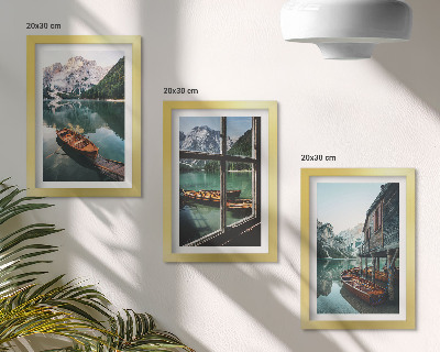Triptych v ráme Pohľad na horské jazero s loďkami a domom pri vode