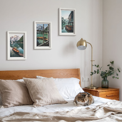Triptych v ráme Pohľad na horské jazero s loďkami a domom pri vode
