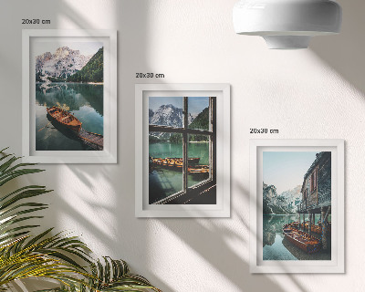 Triptych v ráme Pohľad na horské jazero s loďkami a domom pri vode