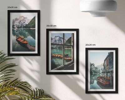 Triptych v ráme Pohľad na horské jazero s loďkami a domom pri vode