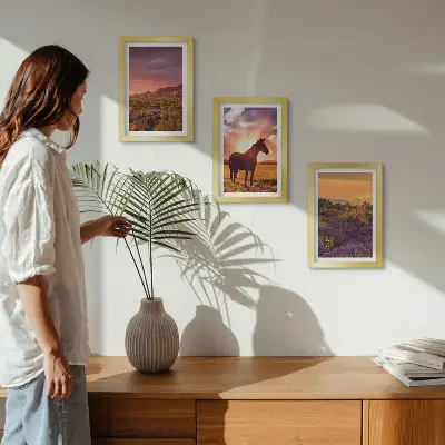 Horská krajina s koňmi a levanduľovými poľami triptych v ráme