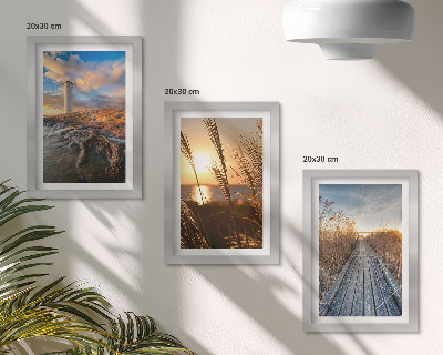 Triptych v ráme Pohľad na maják pri mori, tráve a drevenom móle