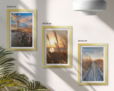 Triptych v ráme Pohľad na maják pri mori, tráve a drevenom móle