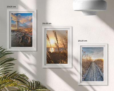 Triptych v ráme Pohľad na maják pri mori, tráve a drevenom móle