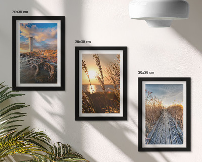 Triptych v ráme Pohľad na maják pri mori, tráve a drevenom móle