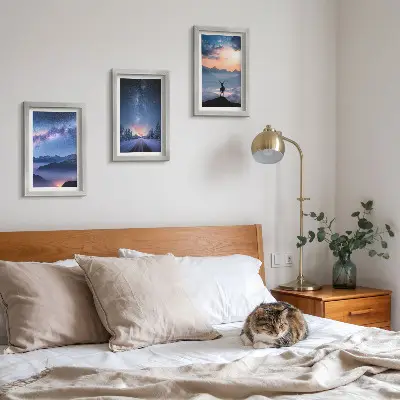 Nočná obloha, hory, krajiny v hmle a jelene triptych v ráme