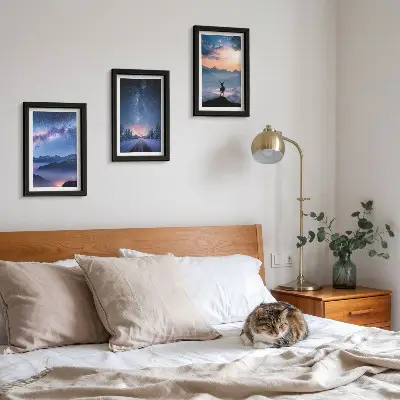 Nočná obloha, hory, krajiny v hmle a jelene triptych v ráme