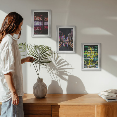 Triptych v ráme Neónové nápisy mesta v noci s výhľadom na rieku