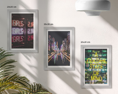 Triptych v ráme Neónové nápisy mesta v noci s výhľadom na rieku