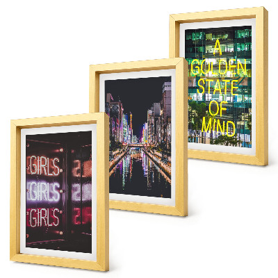 Triptych v ráme Neónové nápisy mesta v noci s výhľadom na rieku