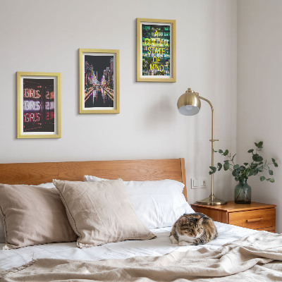 Triptych v ráme Neónové nápisy mesta v noci s výhľadom na rieku