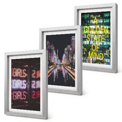 Triptych v ráme Neónové nápisy mesta v noci s výhľadom na rieku