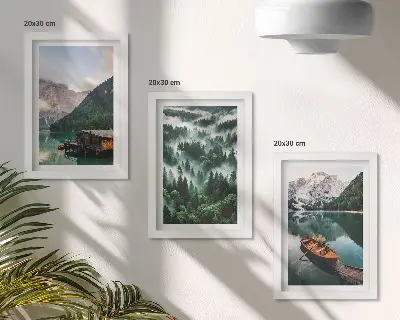 Horská krajina s jazerom, loďou a lesom v hmle triptych v ráme