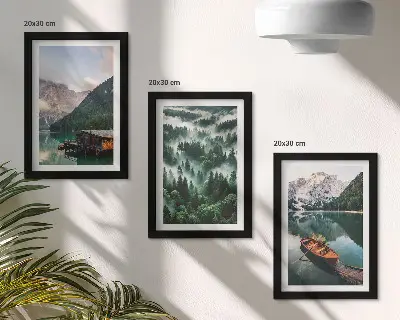Horská krajina s jazerom, loďou a lesom v hmle triptych v ráme