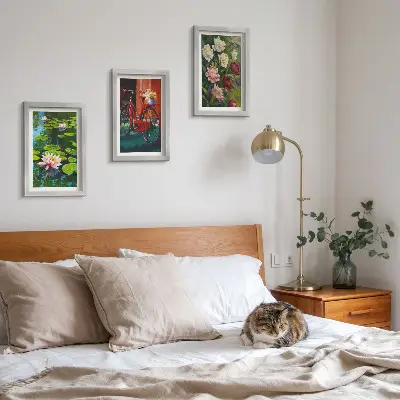 Triptych v ráme ľalie na vode s bicyklom v záhrade a farebnými kvetmi