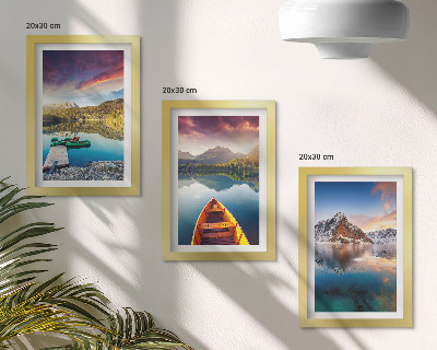 Triptych v ráme Pokojné jazerá s horskou scenériou a loďkou