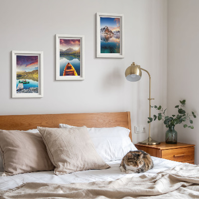 Triptych v ráme Pokojné jazerá s horskou scenériou a loďkou