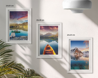 Triptych v ráme Pokojné jazerá s horskou scenériou a loďkou