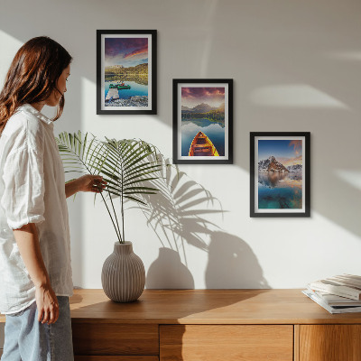 Triptych v ráme Pokojné jazerá s horskou scenériou a loďkou